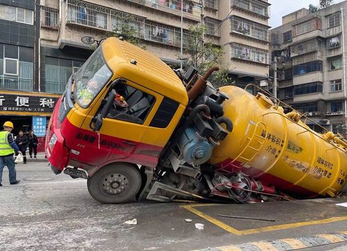 突發！貴陽玉廠路路面塌陷，一罐車后輪深陷，救援及時展開